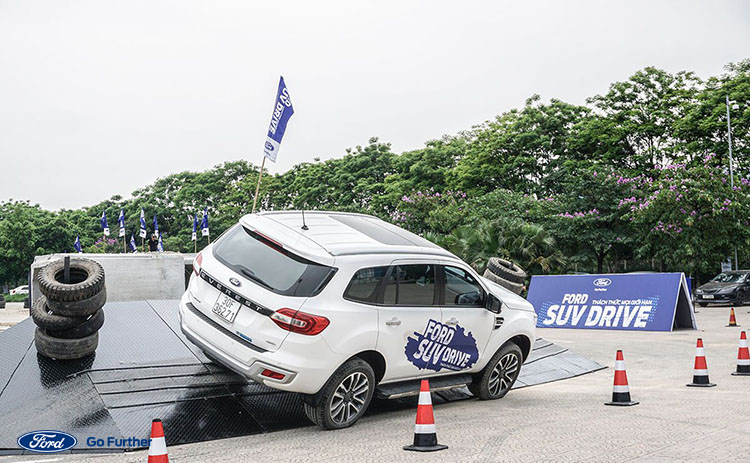 Hệ thống lái an toàn giúp xe di chuyển trên mọi địa hình (ford everest titanium 4x2 at)