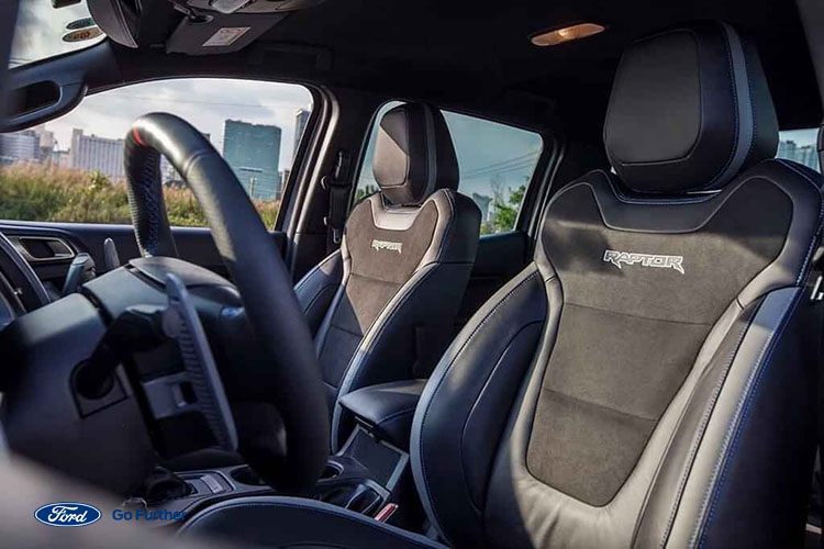 Thiết kế ghế da pha nỉ cao cấp có khả năng chỉnh điện và ghế phụ chỉnh tay (ford raptor 2021)