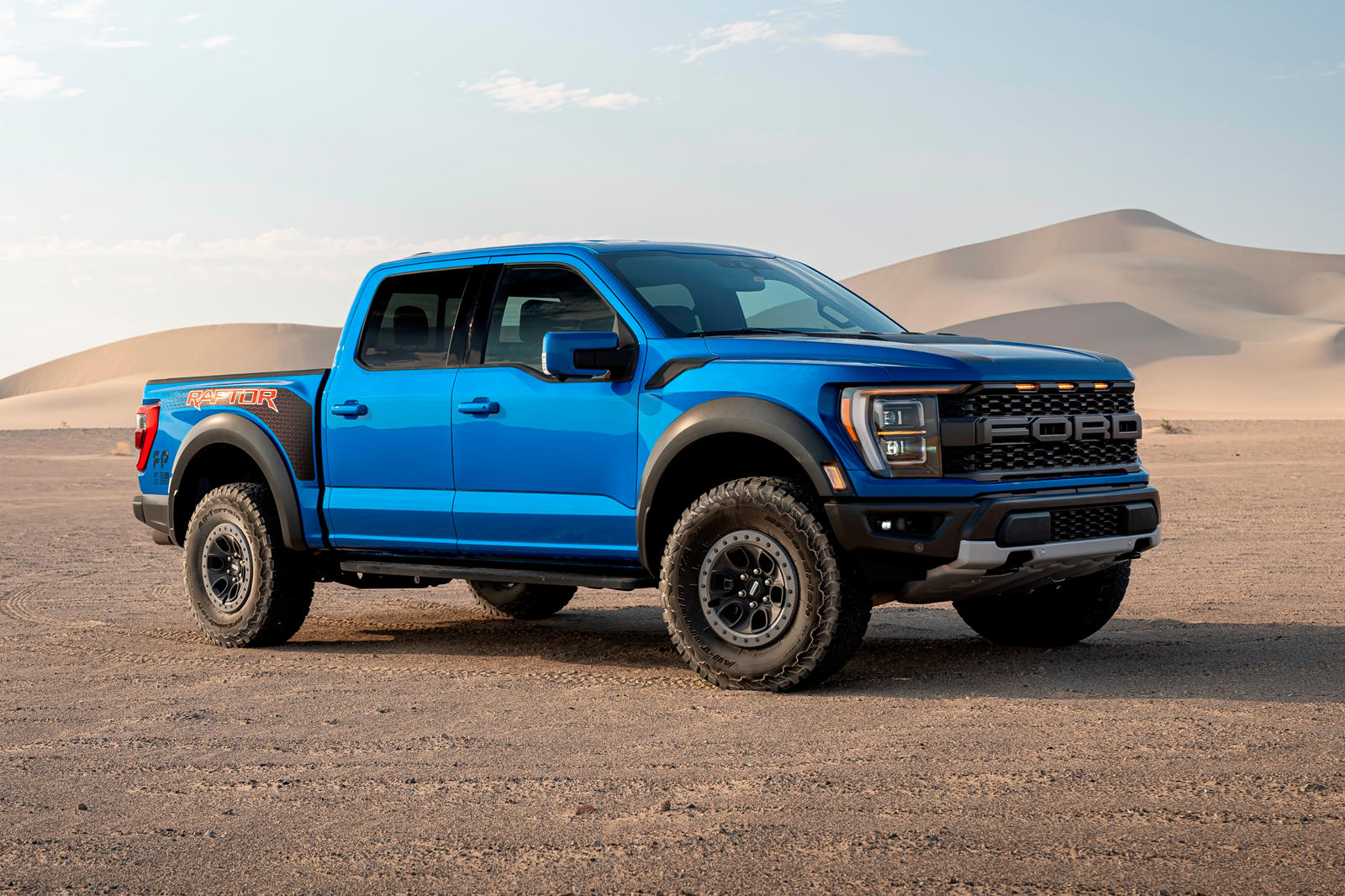  Ford F-150 Raptor đặc biệt hơn với tư cách là một mẫu xe đặc biệt, với thân xe rộng hơn và nhiều họa tiết phân biệt