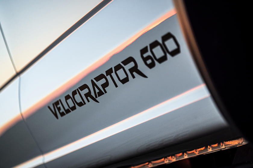 Huy hiệu VelociRaptor cũng sẽ được cung cấp, cũng như các tấm đề can tương tự để làm cho chiếc xe tải trở nên nổi bật hơn nữa