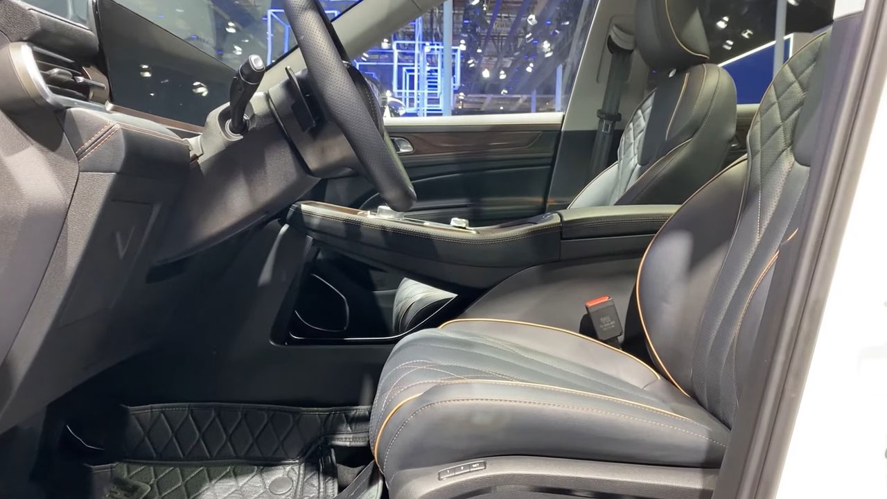 Khu vực táp-lô trung tâm của Ford Equator All New với màn hình đôi 12,3 inch khiến nhiều người liên tưởng đến thiết kế xe Mercedes-Benz