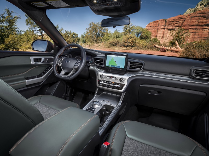 Bên trong khoang nội thất, Ford Explorer Timberline 2022 nhận được hệ thống ghế ngồi bọc vải ActiveX và sàn xe làm từ cao su để dễ dàng vệ sinh