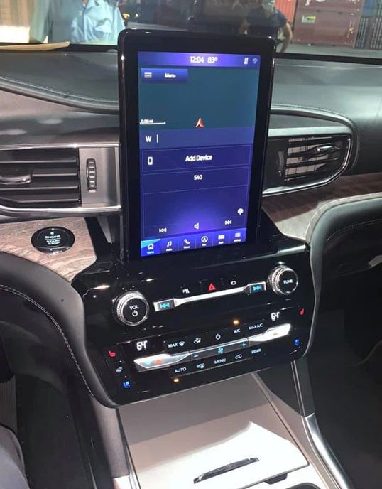 màn hình đo kỹ thuật số 12,3 inch, hệ thống thông tin giải trí SYNC 3 tích hợp trong màn hình 8 inch, tương thích với Apple CarPlay và Android Auto
