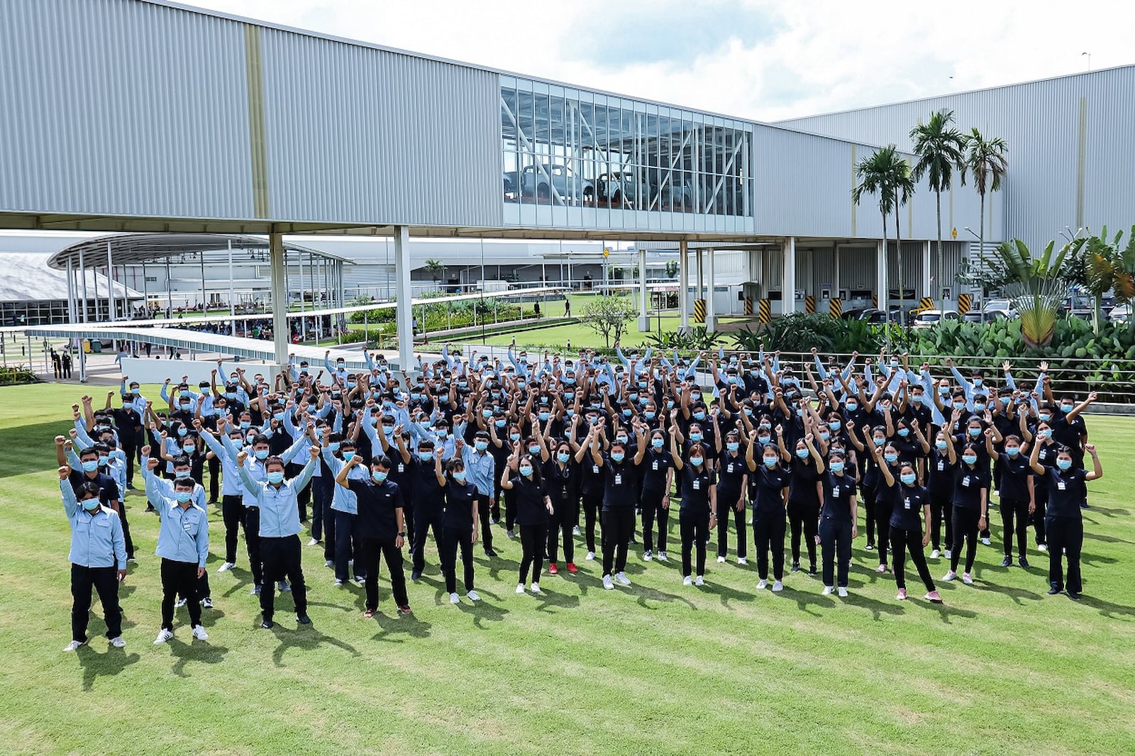 đồng thời sẽ bổ sung thêm 1.250 việc làm và ca thứ hai tại nhà máy FTM, nâng tổng số nhân viên của Ford tại Thái Lan lên 9.000 người