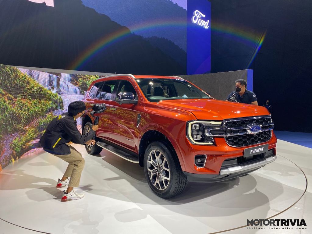 Ford đã chính thức giới thiệu Everest 2023 thế hệ mới tại xứ sở chùa Vàng với hai phiên bản gồm Sport có giá 1.464.000 baht (~998 triệu VNĐ) và Titanium Plus giá 1.854.000 baht (~1,26 tỷ VNĐ).