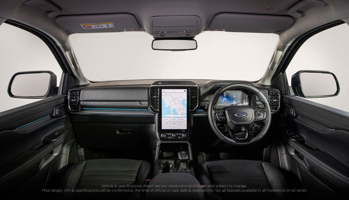 Trung tâm bảng taplo là màn hình cảm ứng đặt dọc với kích thước lên tới 10 - 12 inch hỗ trợ SYNC 4 mới nhất của Ford